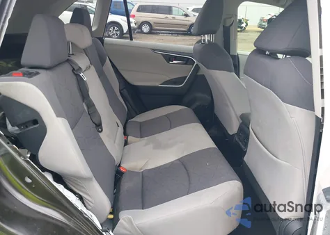 2019 Toyota Rav4 Xle z USA, uszkodzony, nr VIN JTMW1RFV0KD040055
